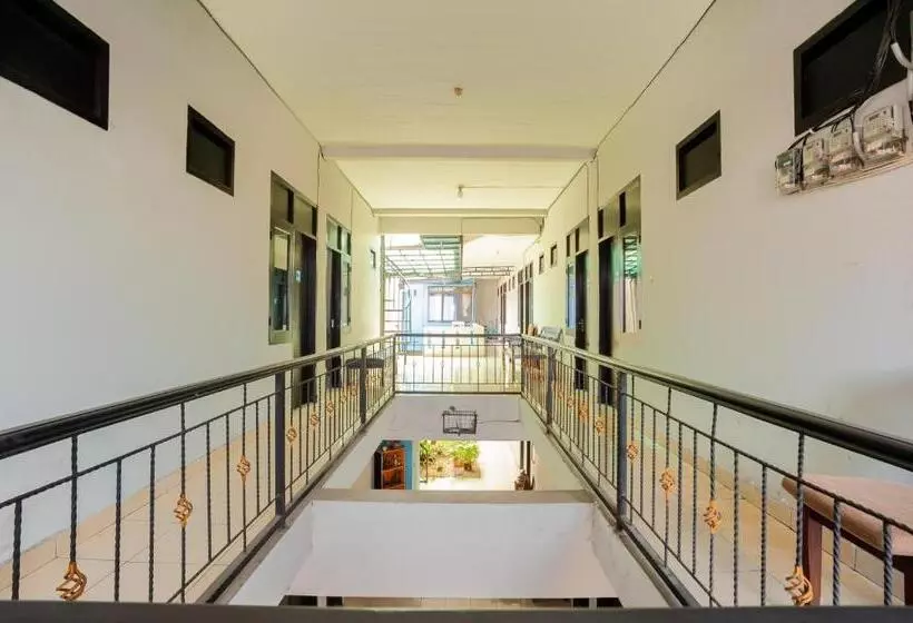 Hotelli Reddoorz Near Margonda Raya