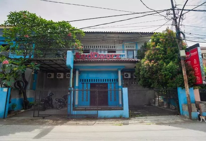 Hotelli Reddoorz Near Margonda Raya