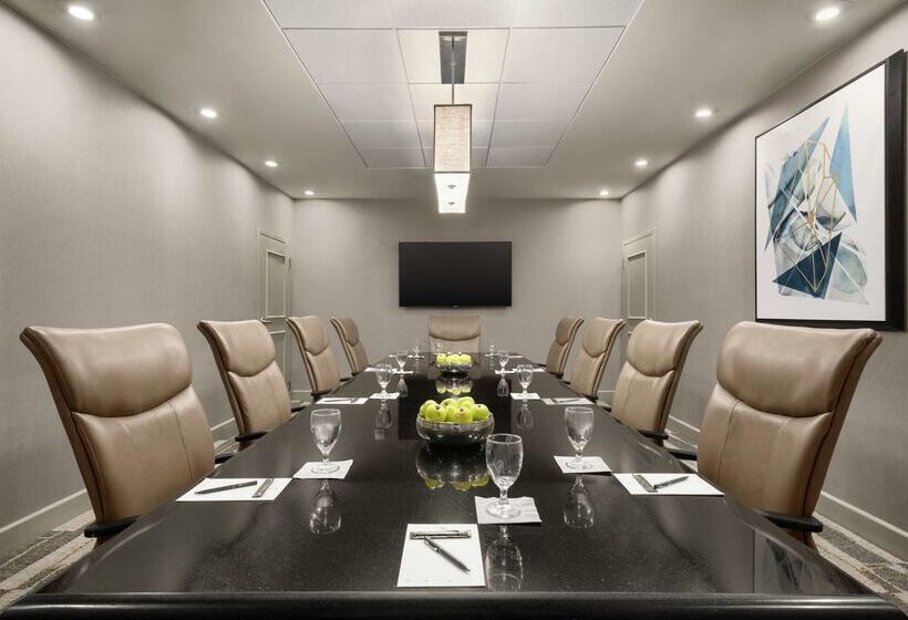 فندق Embassy Suites By Hilton Cleveland Rockside