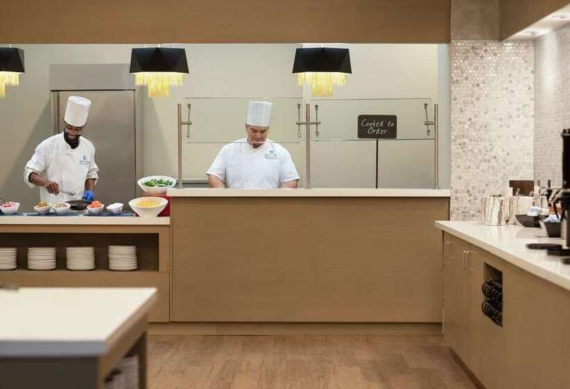 فندق Embassy Suites By Hilton Cleveland Rockside