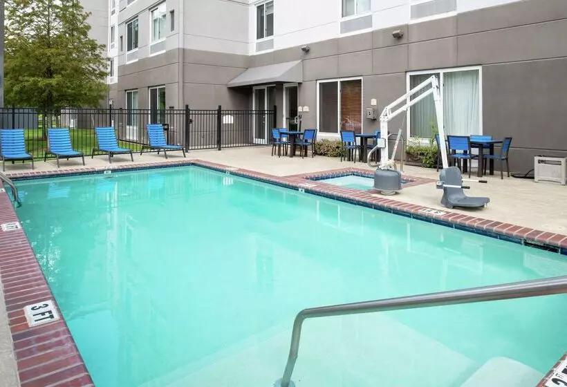هتل Hilton Garden Inn Baton Rouge Airport