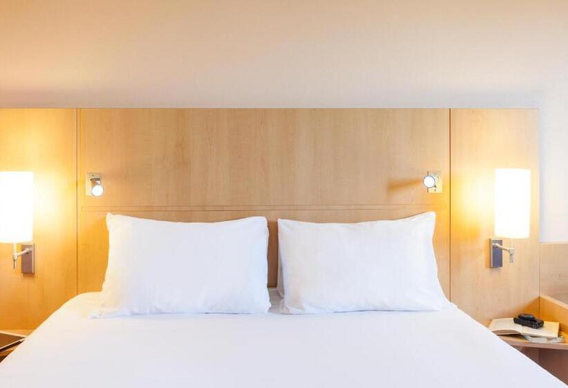 Отель Ibis Oviedo