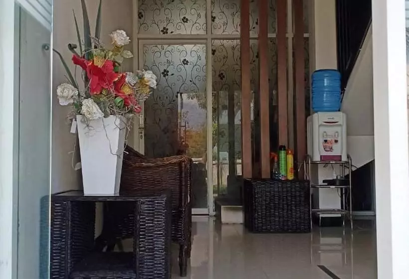 Hotelli Fidelia Homestay Palu Mitra Reddoorz
