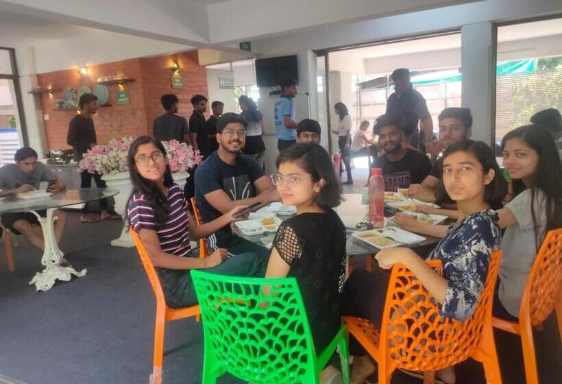 Bed and Breakfast Kedari Residency