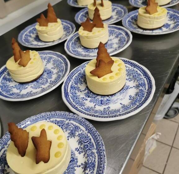 Отель Auberge De Chanteuges