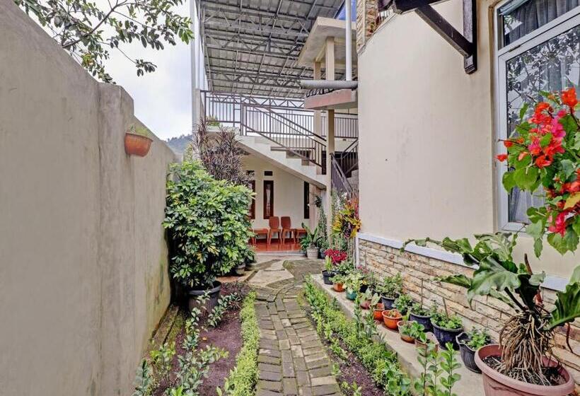 בית מלון כפרי Oyo 90454 Adinda Homestay Cibodas Lembang