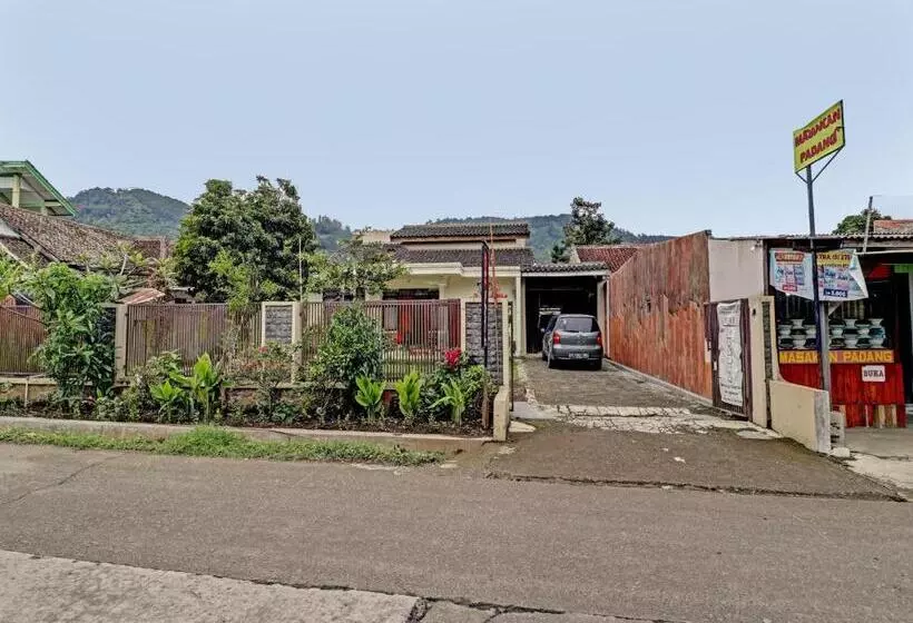 Hotelli Oyo 90454 Adinda Homestay Cibodas Lembang