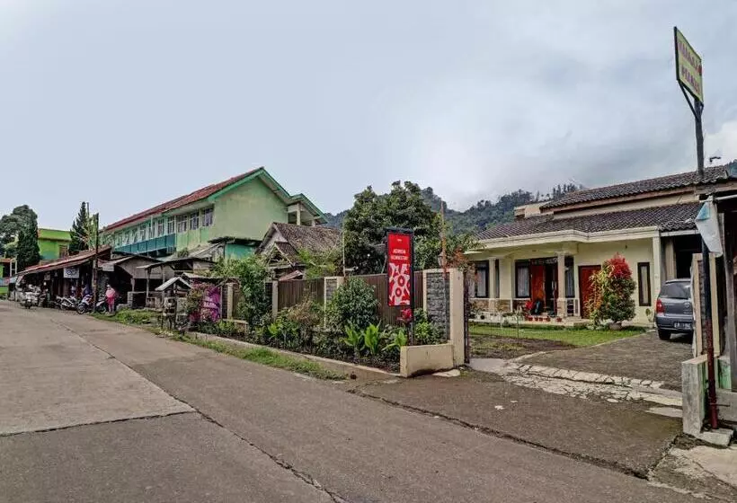 Hotelli Oyo 90454 Adinda Homestay Cibodas Lembang