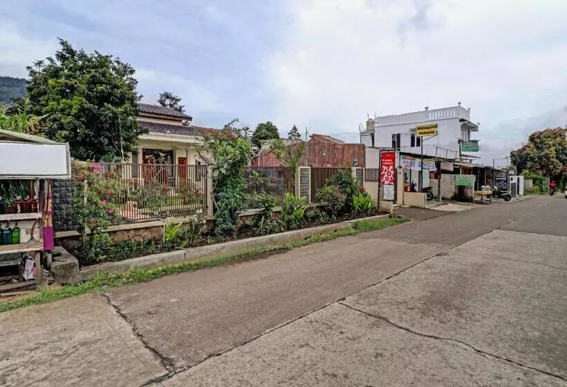 Hotelli Oyo 90454 Adinda Homestay Cibodas Lembang