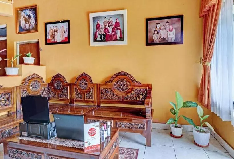 Hotelli Oyo 90454 Adinda Homestay Cibodas Lembang