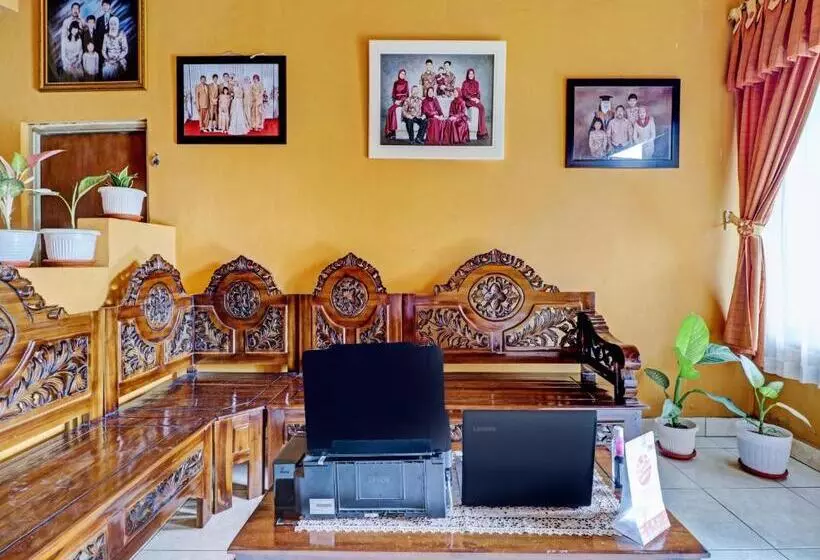 Hotelli Oyo 90454 Adinda Homestay Cibodas Lembang