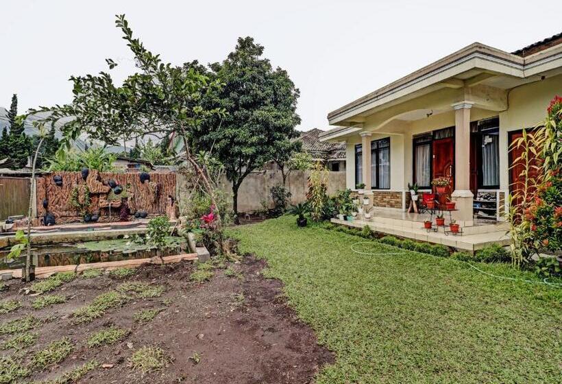 בית מלון כפרי Oyo 90454 Adinda Homestay Cibodas Lembang
