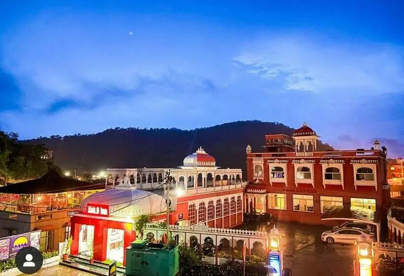 Hotelli Dollar Villa Resort