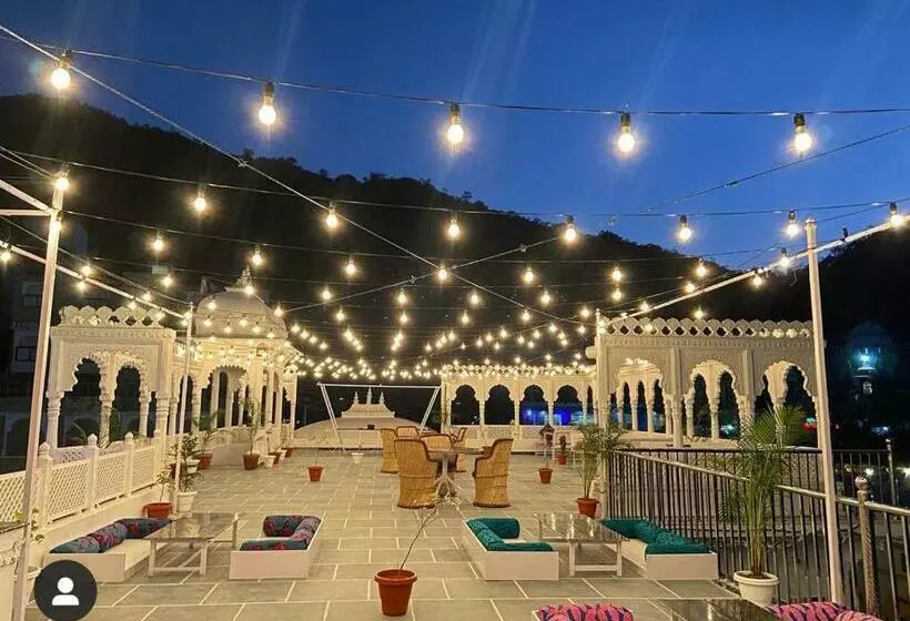 Hotelli Dollar Villa Resort