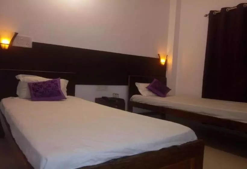 Hotelli Oyo 82206 Aditya Guest House