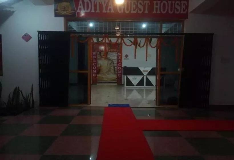 Hotelli Oyo 82206 Aditya Guest House