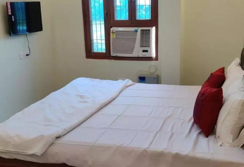 Hotelli Oyo 82206 Aditya Guest House