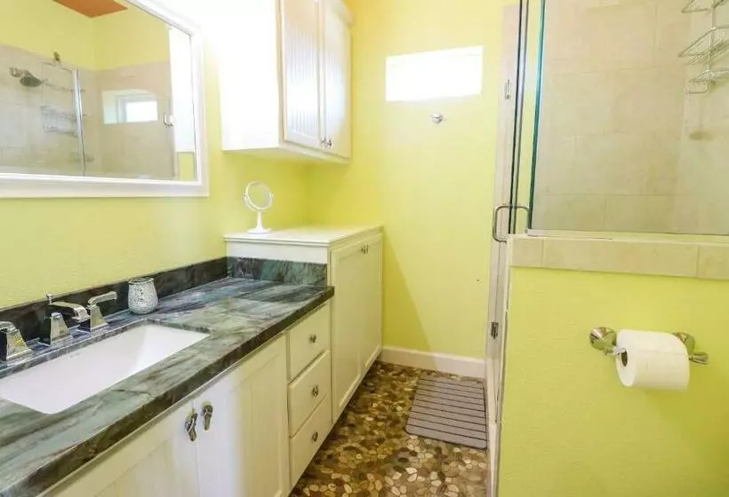 پانسیون Awave From It All Treasure Island Beach Home With Breathtaking Views From Two Decks