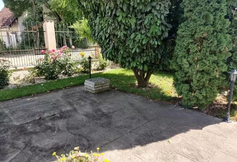 Majatalo Regent Garden
