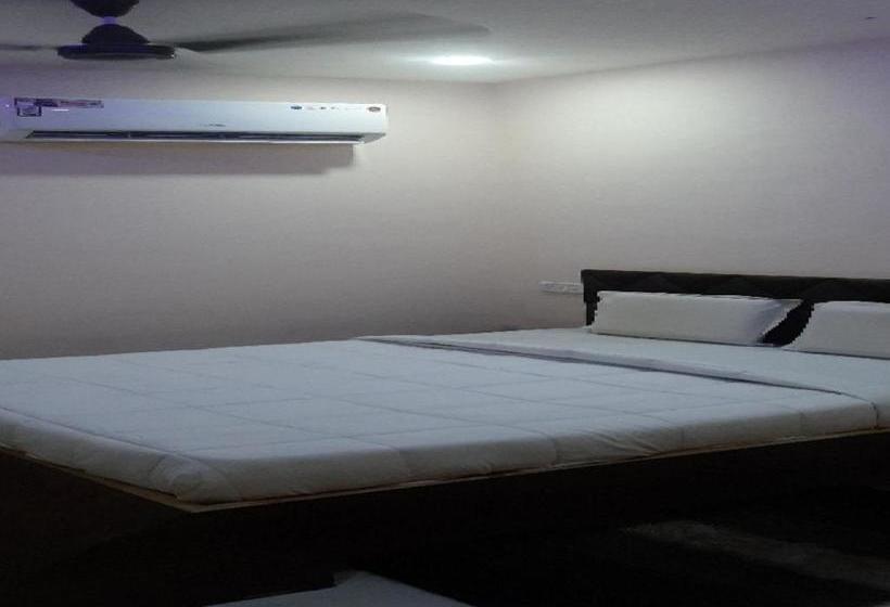 Oyo 80612 Hotel Sandeep