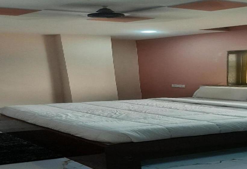 Oyo 80612 Hotel Sandeep