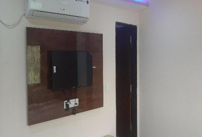 Oyo 80612 Hotel Sandeep