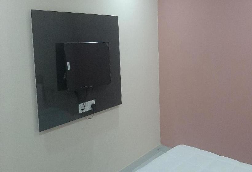 Oyo 80612 Hotel Sandeep