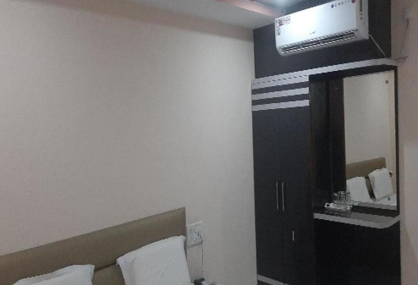 Oyo 80612 Hotel Sandeep