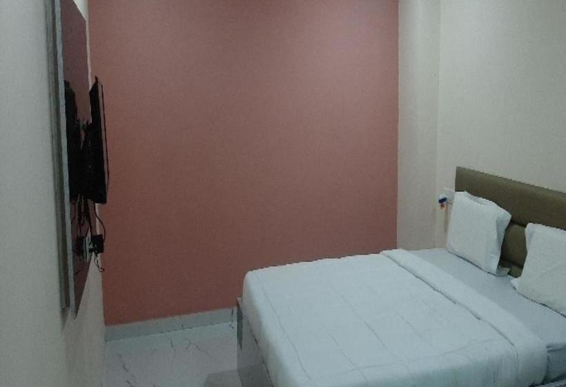 Oyo 80612 Hotel Sandeep