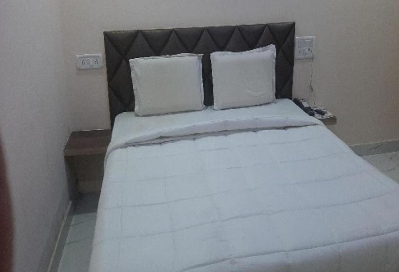 Oyo 80612 Hotel Sandeep