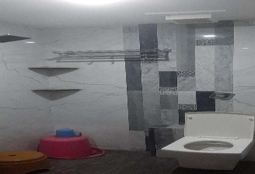 Oyo 80612 Hotel Sandeep