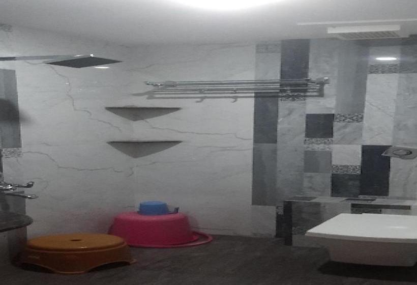 Oyo 80612 Hotel Sandeep