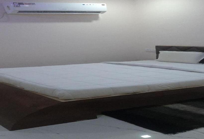 Oyo 80612 Hotel Sandeep