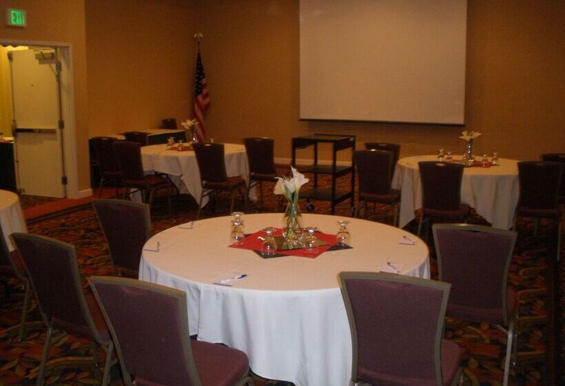 בית מלון כפרי Hilton Garden Inn Yakima Downtown