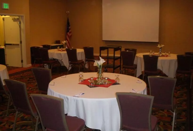 هتل Hilton Garden Inn Yakima Downtown