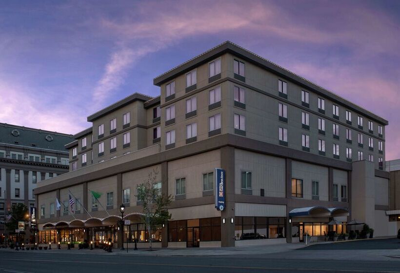 בית מלון כפרי Hilton Garden Inn Yakima Downtown