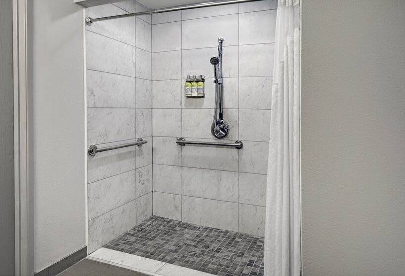 Отель Holiday Inn Express Adrian, An Ihg