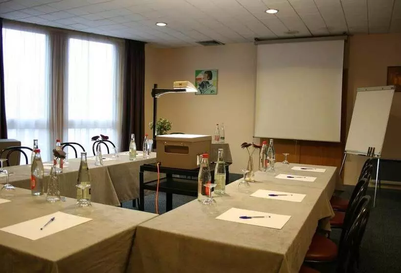 בית מלון כפרי The Originals City, Hôtel Le Forum, Strasbourg Nord