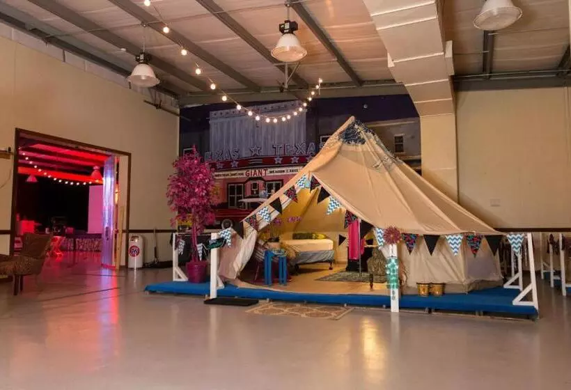 Retkeilymaja Lone Star Glamp Inn