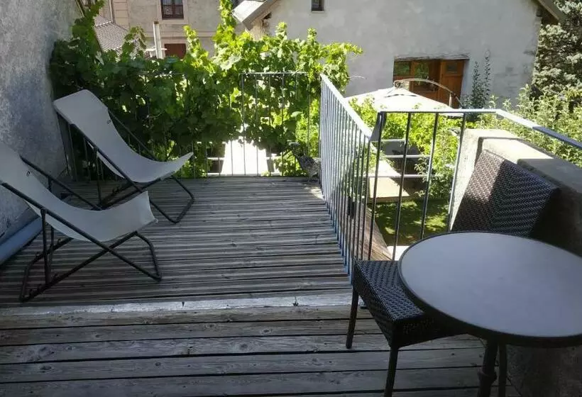 تختخواب و صبحانه Chez Jacquie Et Fifi
