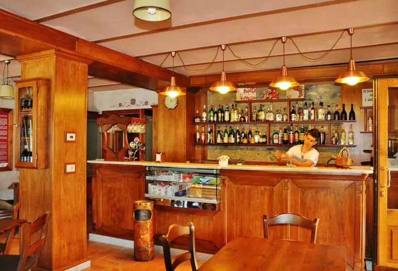 Hotelli Albergo Miramonti