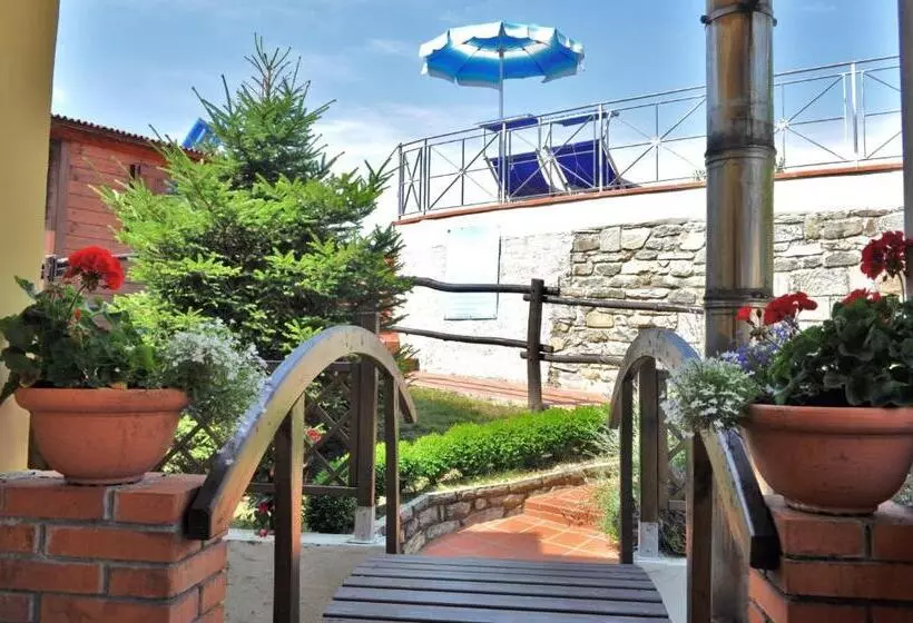 Hotelli Albergo Miramonti