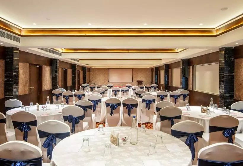 Hotelli Niraamaya Retreats Samroha Athirappilly