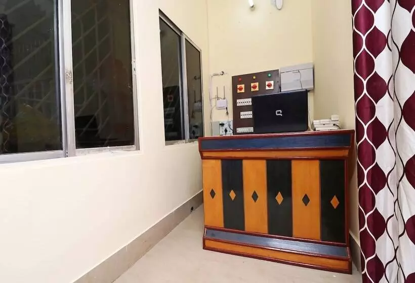ホテル Oyo 16609 Trinayani Guest House