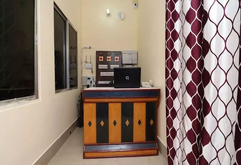 ホテル Oyo 16609 Trinayani Guest House