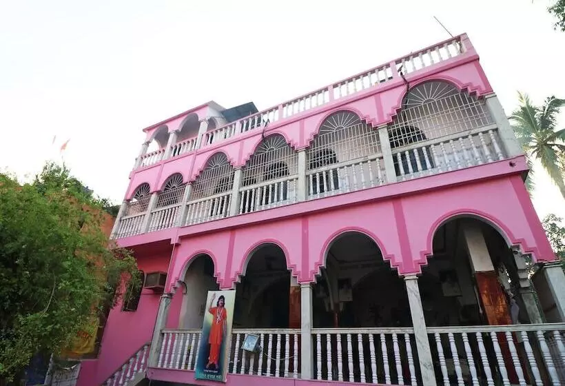 ホテル Oyo 16609 Trinayani Guest House