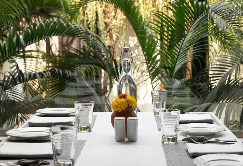 Hotelli Rvr Sarovar Portico