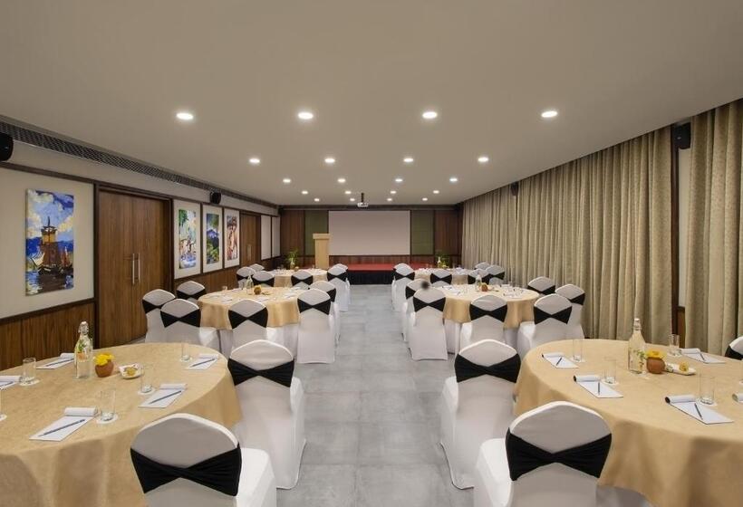 בית מלון כפרי Rvr Sarovar Portico