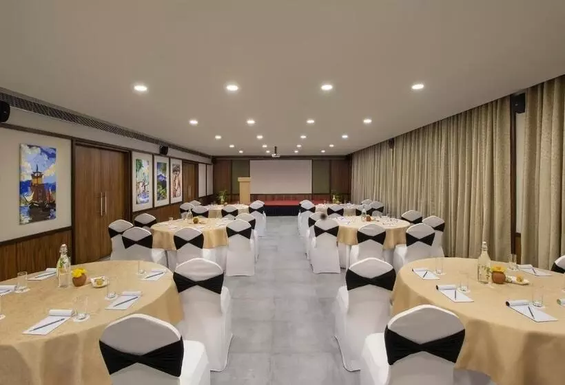 Hotelli Rvr Sarovar Portico