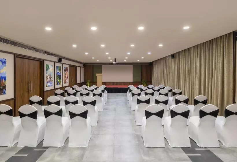 Hotelli Rvr Sarovar Portico